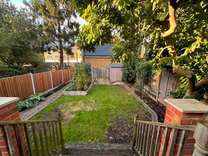 5 Bedroom Town House To Rent In Holden Road, London, N12