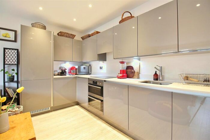2 Bedroom Flat To Rent In Swan Street, Isleworth, TW7
