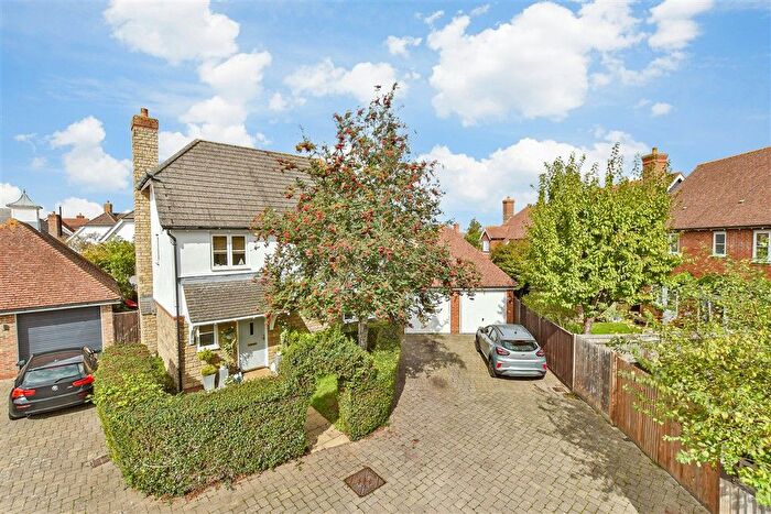 4 Bedroom Detached House For Sale In Dawn Lane, Kings Hill, West Malling, Kent, ME19