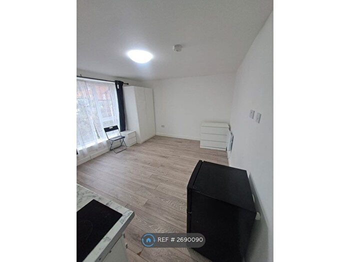 Studio To Rent In Whitehills Road, Loughton, IG10