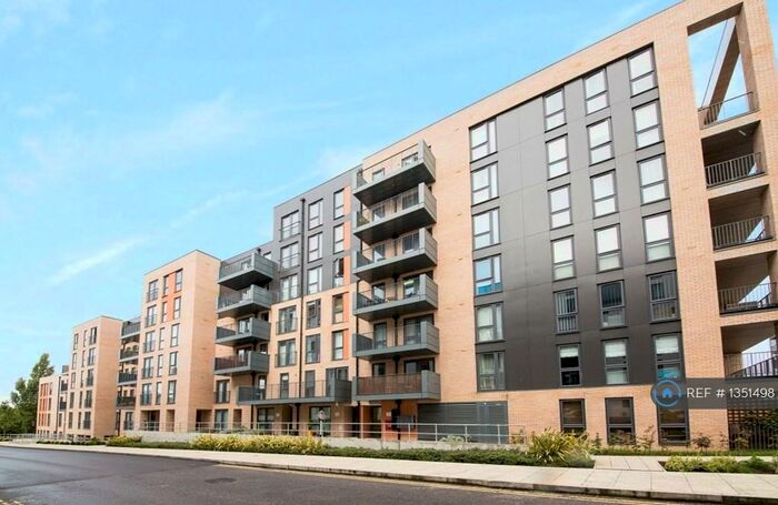 3 Bedroom Flat To Rent In Theodor Court, Barnet, London, NW9