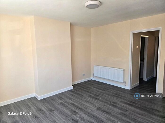 1 Bedroom Flat To Rent In Surrey Ave, Slough, SL2