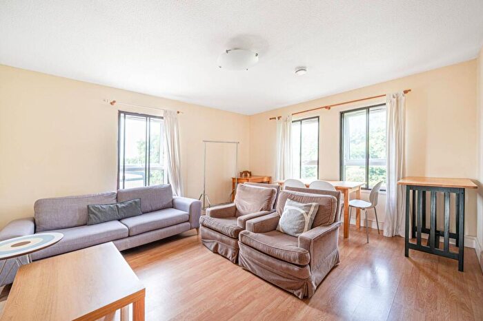 2 Bedroom Flat To Rent In Wedmore Gardens, Archway, London, N19