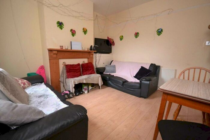 6 Bedroom Terraced House To Rent In Donnington Road, Reading, RG1