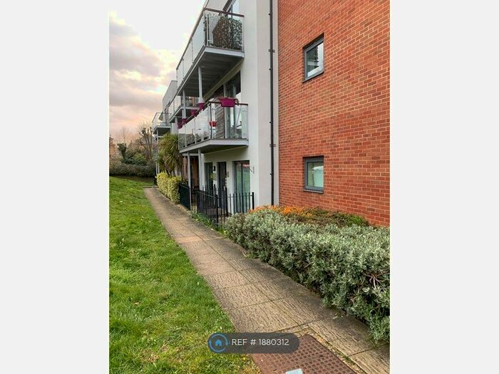 2 Bedroom Flat To Rent In Highfield Close, London, SE13