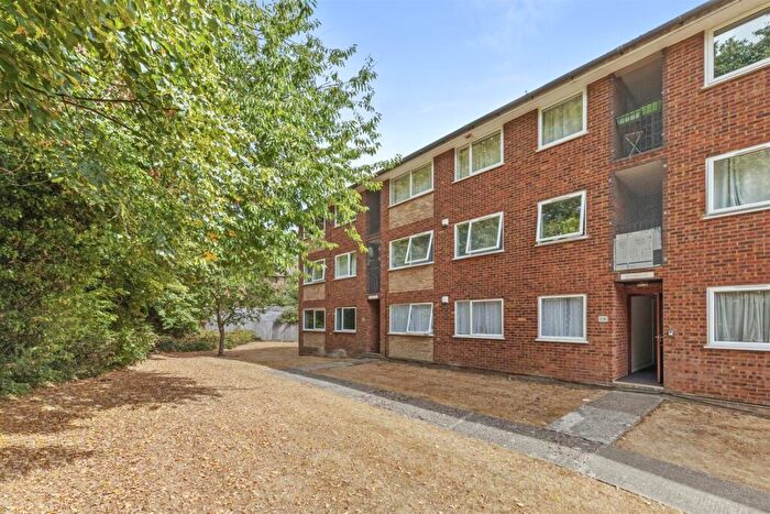 1 Bedroom Apartment For Sale In Windsor Drive, High Wycombe (walk Of Station), HP13