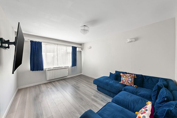 2 Bedroom Flat For Sale In Tennyson Road, Hanwell, W7