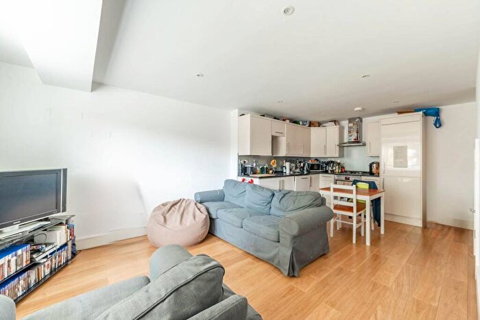2 Bedroom Flat To Rent In Garden Court, Stanmore, HA7
