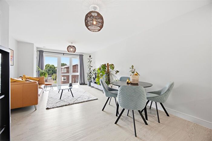 1 Bedroom Flat For Sale In Long Lane, Hillingdon, Uxbridge, UB10