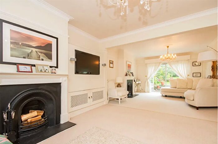 4 Bedroom Semi-Detached House For Sale In Christian Fields, London, SW16