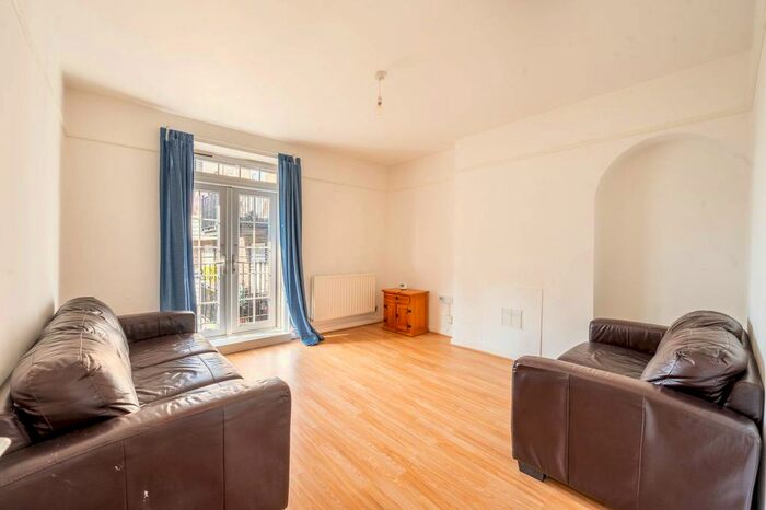 2 Bedroom Flat To Rent In New Park Road, Clapham Park, London, SW2