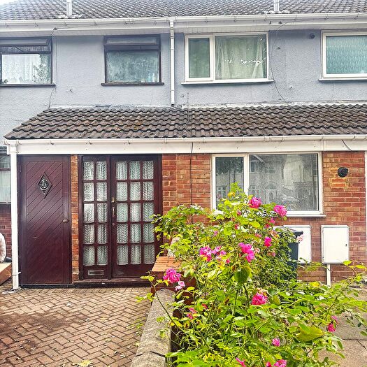 3 Bedroom Semi-Detached House To Rent In Stourbridge Road, Dudley, DY1