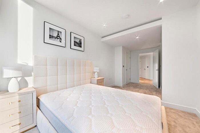 2 Bedroom Apartment To Rent In Harcourt Tower, Marsh Wall, London, E14
