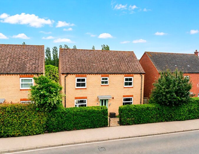 4 Bedroom Detached House For Sale In Stratford Road, Roade, Northampton, Northamptonshire, NN7