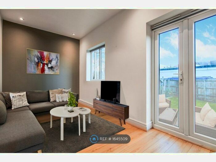 2 Bedroom Flat To Rent In Undine Street, London, SW17