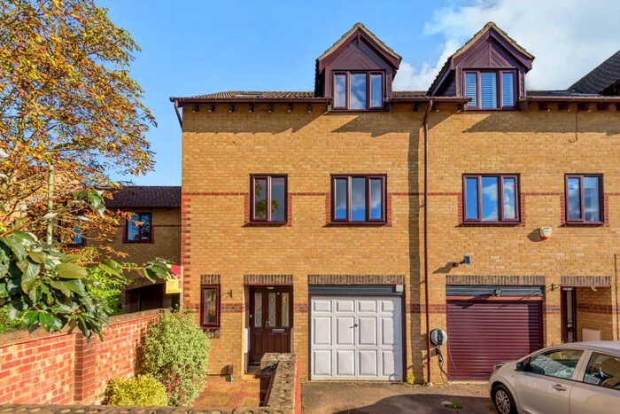 4 Bedroom Town House To Rent In Fircroft, Bicester, OX26