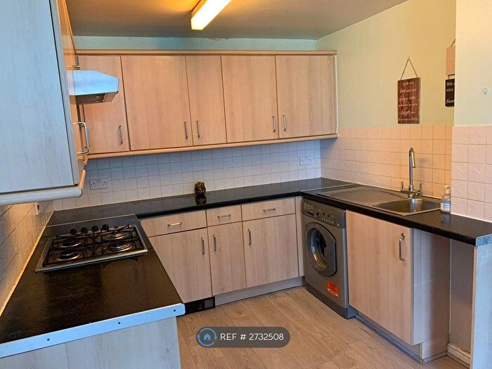 3 Bedroom Flat To Rent In Felixstowe Road, London, SE2