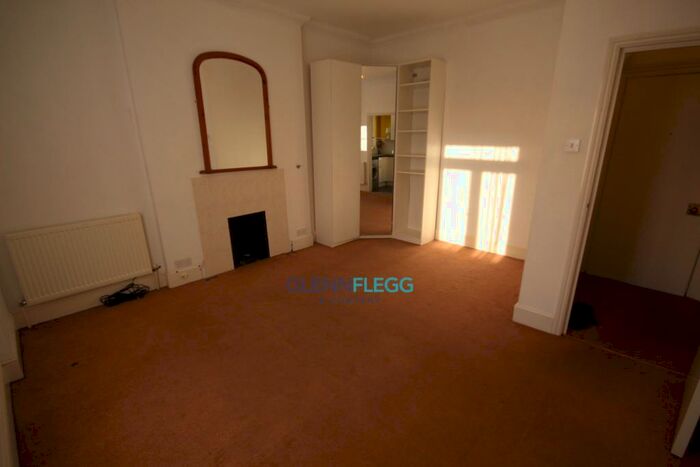 Flat To Rent In Upton Park, Slough, SL1