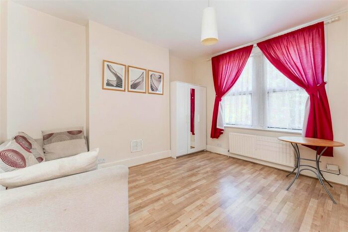 2 Bedroom Flat To Rent In The Avenue, Ealing, W13