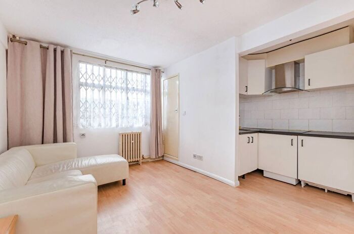 1 Bedroom Flat To Rent In Romney Court, Shepherd's Bush, London, W12