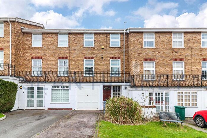 4 Bedroom Town House For Sale In York Road, New Barnet, Barnet, EN5