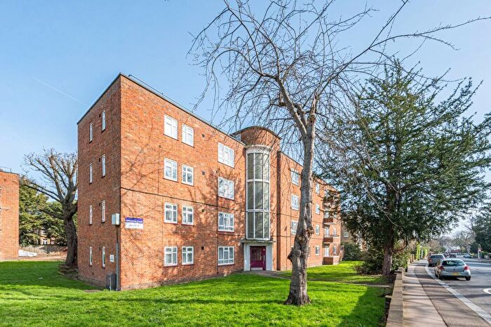 3 Bedroom Flat To Rent In Valentine Court, Forest Hill, London, SE23