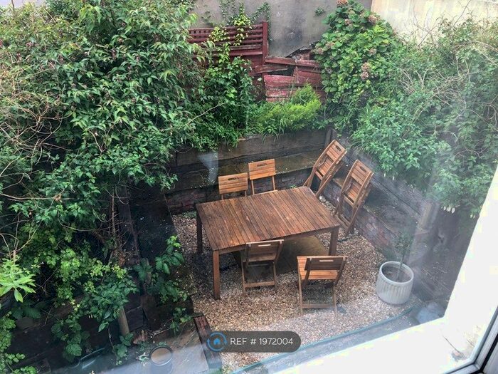 2 Bedroom Maisonette To Rent In Oakfield Grove, Bristol, BS8