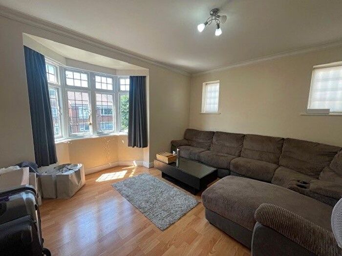 3 Bedroom Flat To Rent In Woodstock Road, London, NW11