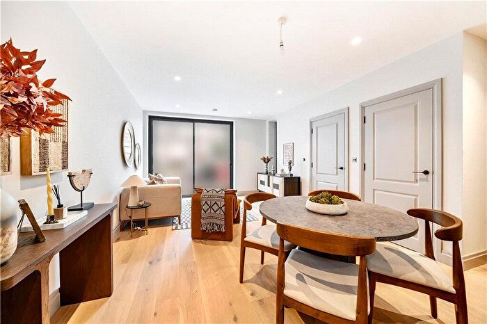 4 Bedroom End Of Terrace House For Sale In Lynwood Close, London, E18