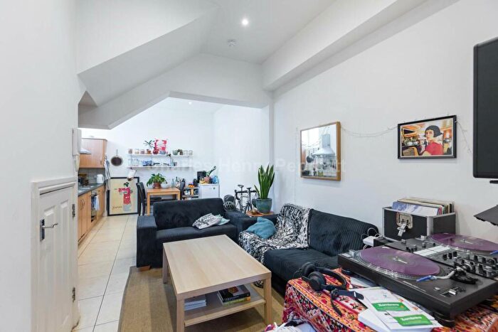 3 Bedroom Apartment To Rent In Islip Street, Kentish Town, NW5