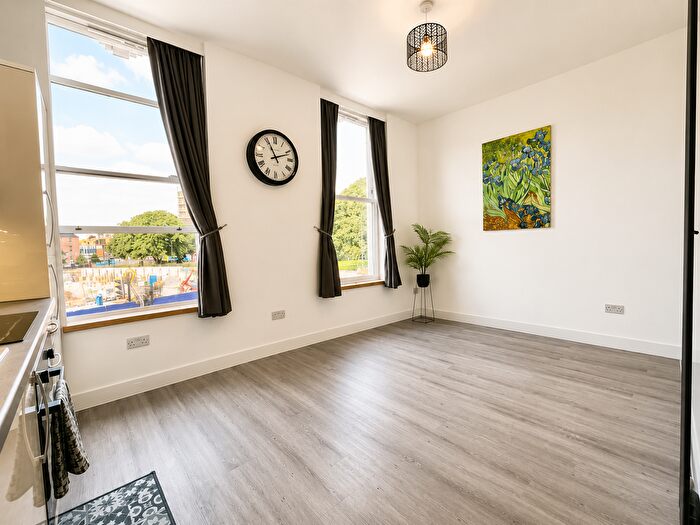 2 Bedroom Flat To Rent In Whiffens Avenue, Chatham, ME4