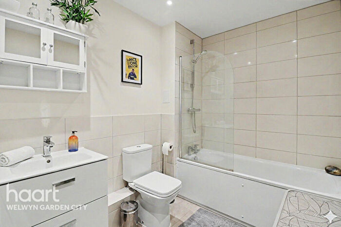 1 Bedroom Apartment For Sale In Bessemer Road, Welwyn Garden City, AL7