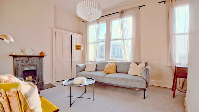 2 Bedroom Flat To Rent In Barretts Grove, Stoke Newington, London, N16