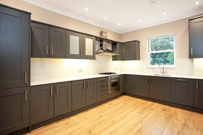 2 Bedroom Flat For Sale In Halford Road, Richmond, TW10