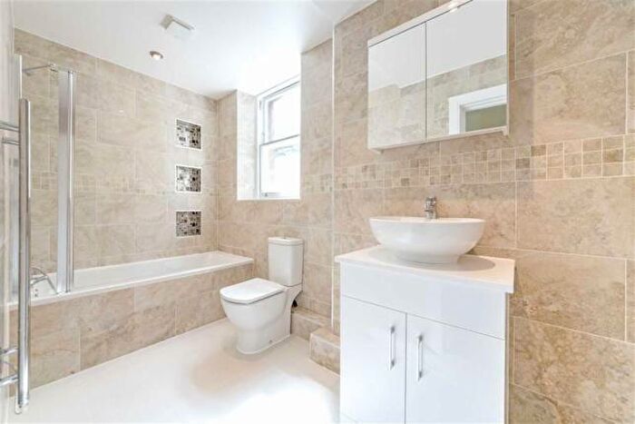 3 Bedroom Apartment To Rent In Cannon Hill, West Hampstead, London, NW6
