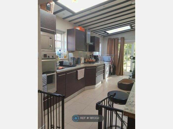 2 Bedroom Semi-Detached House To Rent In Rasper Road, London, N20