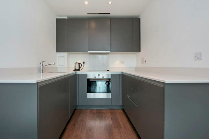 1 Bedroom Flat To Rent In Pinnacle Apartments, East Croydon, CR0