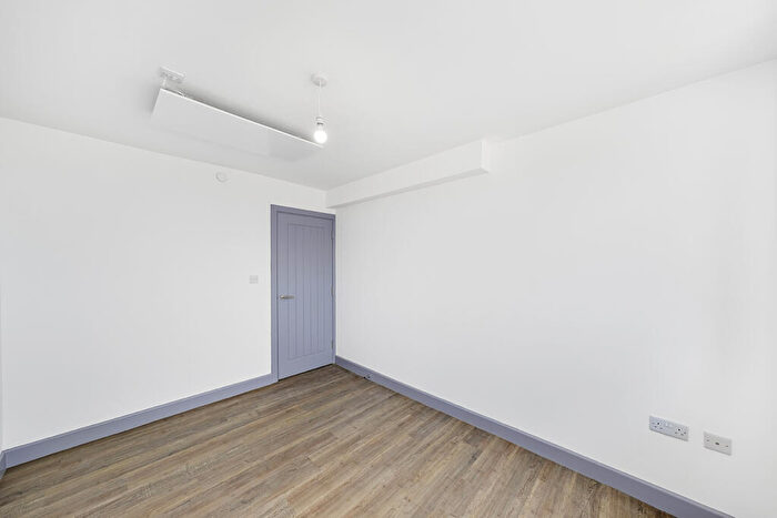 3 Bedroom Apartment To Rent In Willow House, L21