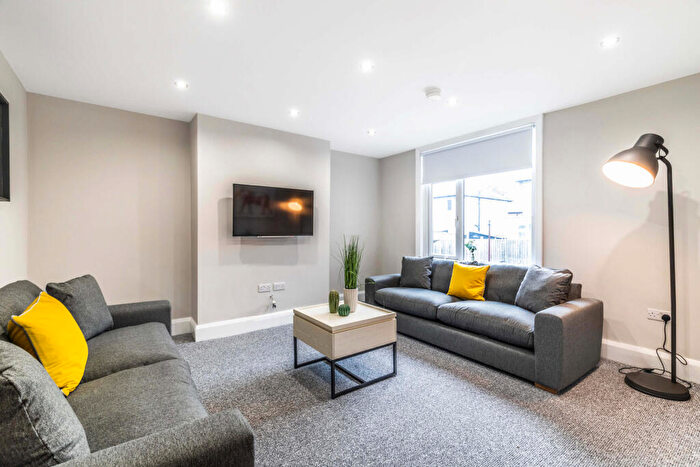 6 Bedroom House To Rent In Estcourt Avenue, Leeds, LS6