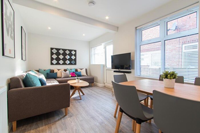 6 Bedroom Terraced House To Rent In Kingswood Road, Manchester, M14