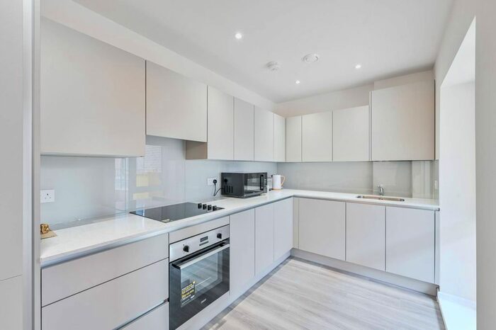 3 Bedroom Flat To Rent In Springfield Drive, Tooting Bec, London, SW17