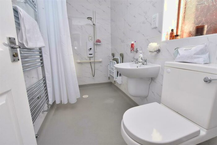 2 Bedroom Detached Bungalow For Sale In Paarl Road, Canvey Island, SS8