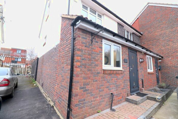 3 Bedroom Semi-Detached House To Rent In Giralda Close, London, E16