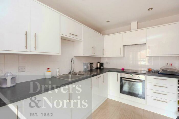 2 Bedroom Apartment To Rent In Chapel Market, Islington, London, N1
