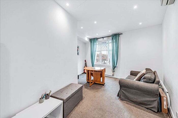 1 Bedroom Flat To Rent In Western Avenue, London, W3