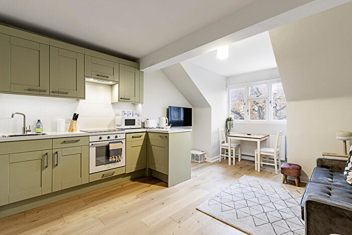 2 Bedroom Flat To Rent In Downs Park Road, London, E5
