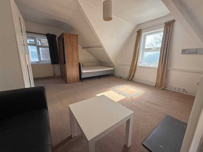 Studio To Rent In Ballards Lane, Finchley, N3