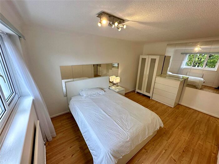 Semi-Detached House To Rent In Apeldoorn Drive, Wallington, SM6