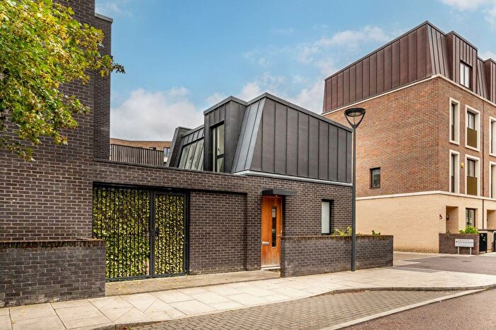4 Bedroom Semi-Detached House To Rent In Kierin Road, Stratford, London, E20