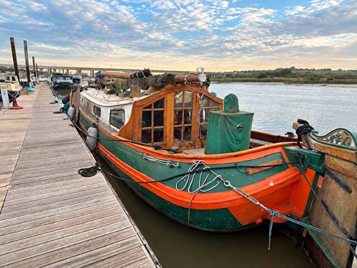 2 Bedroom Houseboat For Sale In Station Road, Rochester, ME2